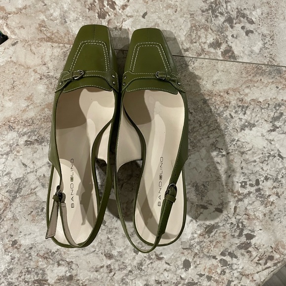 Bandolino Slingback all leather pumps. Never worn. Army green. 8.5 - Picture 5 of 8